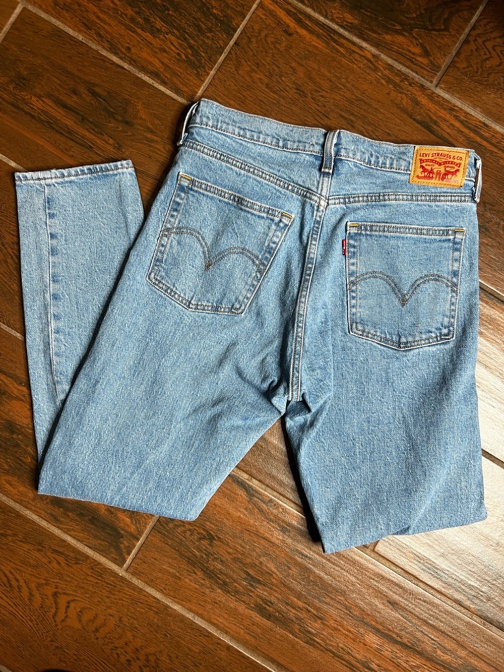Levi’s Light Wash Denim Distressed High Rise Wedgie Jeans women’s Size 28 - Picture 7 of 7
